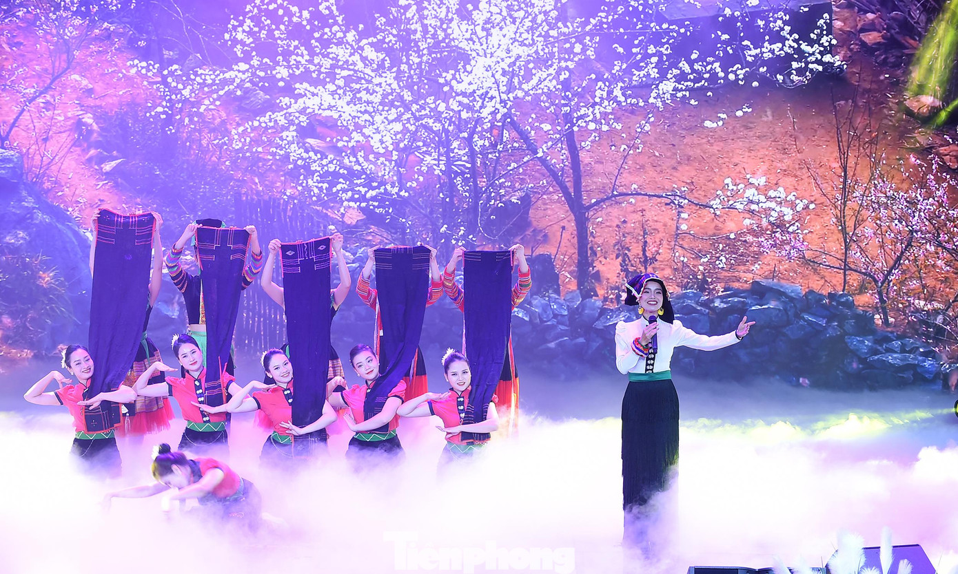 Tiết mục văn nghệ giới thiệu nhiều sắc màu văn hóa đồng bào các dân tộc. Ảnh: Xuân Tùng Tiết mục văn nghệ giới thiệu nhiều sắc màu văn hóa đồng bào các dân tộc. Ảnh: Xuân Tùng