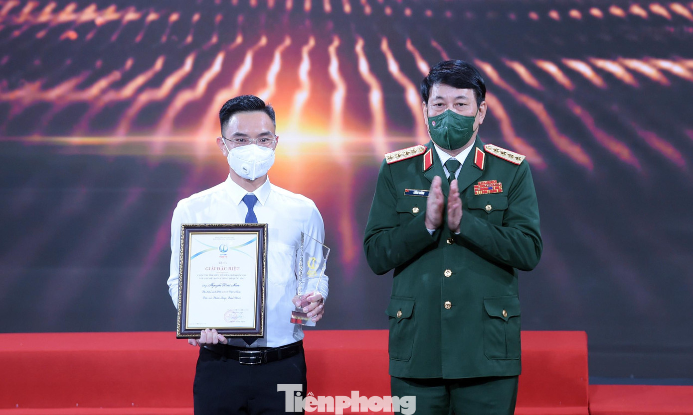 Đại tướng Lương Cường trao giải đặc biệt cho thí sinh Nguyễn Hoài Nam. Ảnh: Xuân Tùng Đại tướng Lương Cường trao giải đặc biệt cho thí sinh Nguyễn Hoài Nam. Ảnh: Xuân Tùng