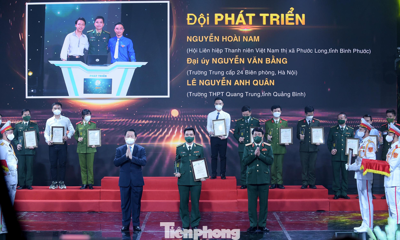 Đại tướng Lương Cường và ông Nguyễn Trọng Nghĩa trao giải nhất cho các thí sinh. Ảnh: Xuân Tùng Đại tướng Lương Cường và ông Nguyễn Trọng Nghĩa trao giải nhất cho các thí sinh. Ảnh: Xuân Tùng