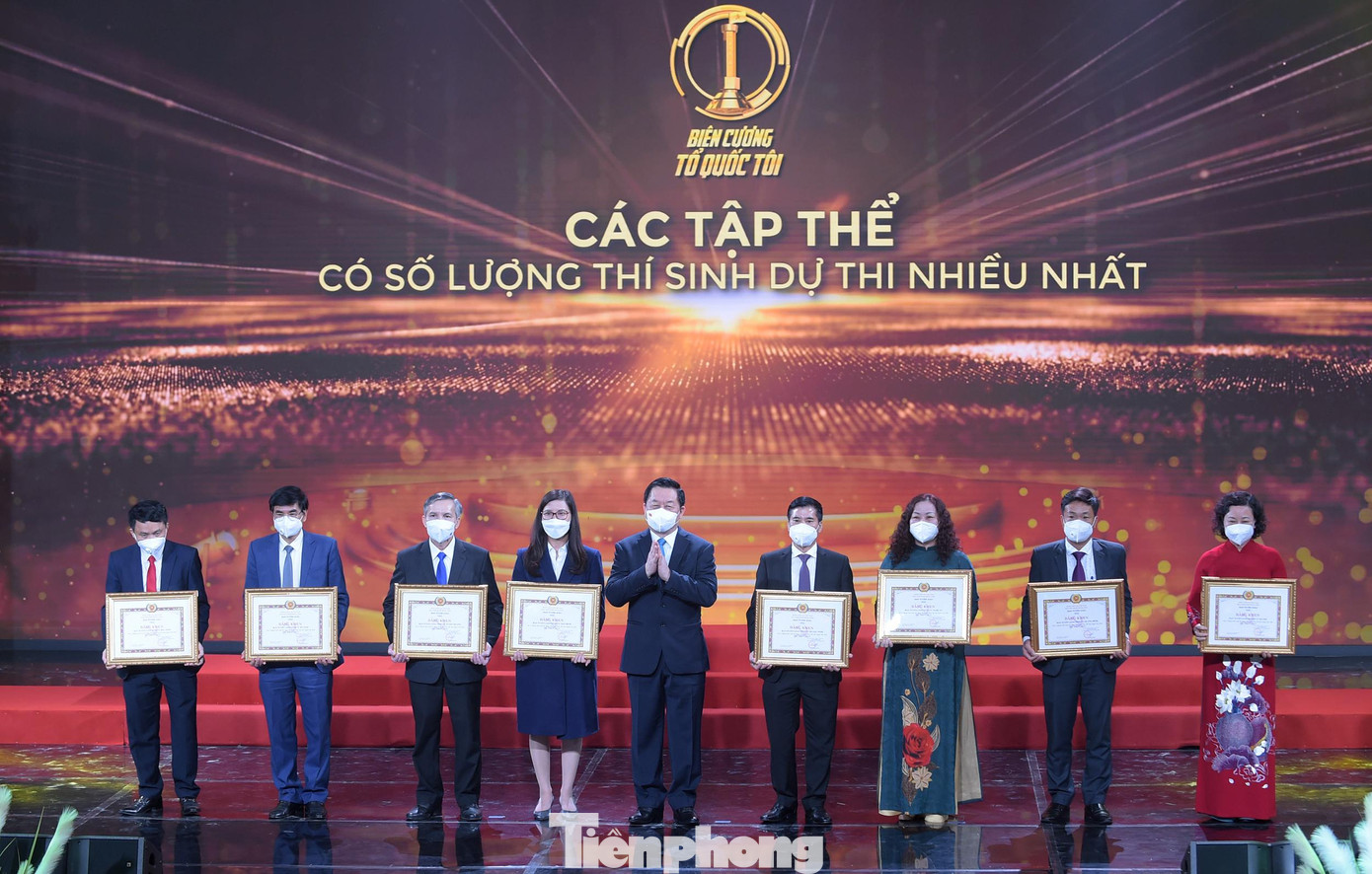 Ông Nguyễn Trọng Nghĩa trao thưởng các tập thể có số lượng thí sinh dự thi nhiều nhất. Ảnh: Xuân Tùng Ông Nguyễn Trọng Nghĩa trao thưởng các tập thể có số lượng thí sinh dự thi nhiều nhất. Ảnh: Xuân Tùng