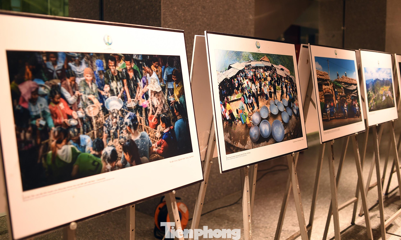 Nhiều tác phẩm trưng bày trong khuôn khổ lễ trao giải cuộc thi "Biên cương Tổ quốc tôi", từng đoạt giải thưởng cao tại các cuộc thi ảnh.