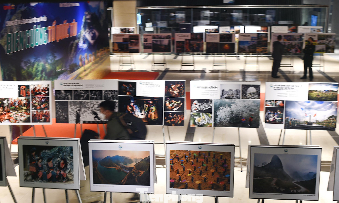 Trong không gian lễ trao giải cuộc thi "Biên cương Tổ quốc tôi" (tối 16/12 tại Hà Nội), Ban Tổ chức đã trưng bày nhiều tác phẩm ảnh giới thiệu các nét văn hóa đặc sắc của đồng bào các dân tộc.