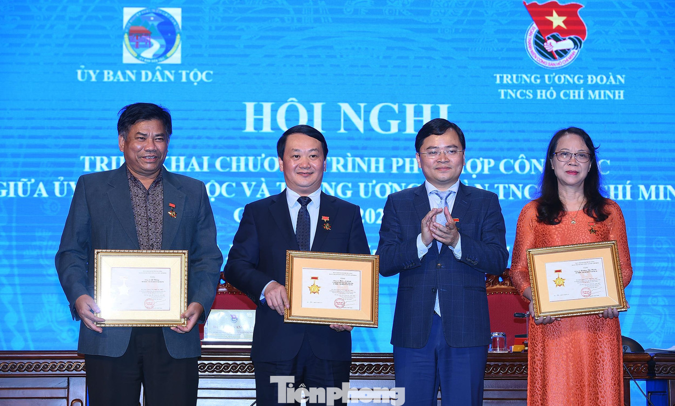 Anh Nguyễn Anh Tuấn trao Kỷ niệm chương “Vì thế hệ trẻ” cho lãnh đạo Uỷ ban Dân tộc. Ảnh: Xuân Tùng Anh Nguyễn Anh Tuấn trao Kỷ niệm chương “Vì thế hệ trẻ” cho lãnh đạo Uỷ ban Dân tộc. Ảnh: Xuân Tùng