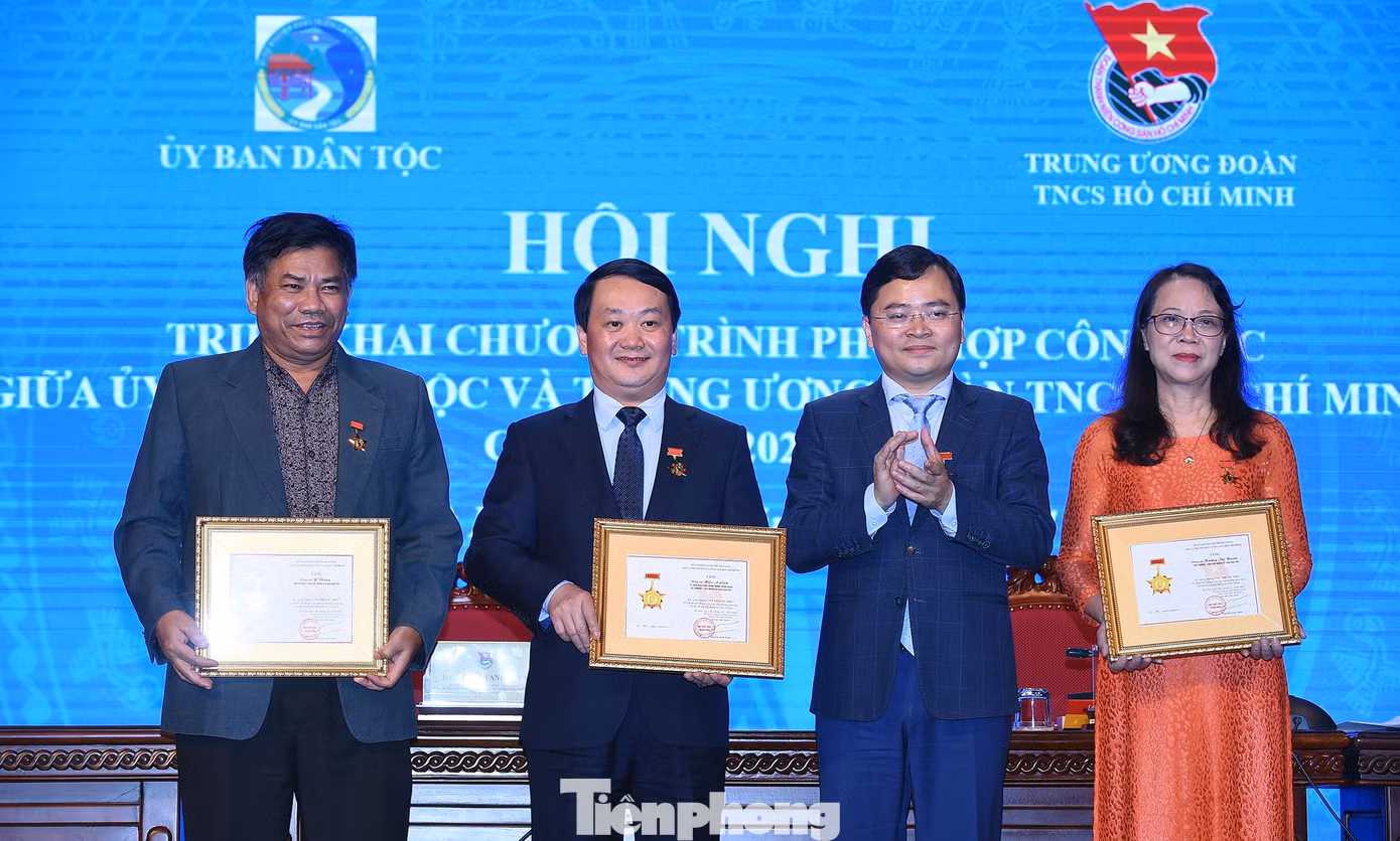 Anh Nguyễn Anh Tuấn trao Kỷ niệm chương “Vì thế hệ trẻ” cho lãnh đạo Uỷ ban Dân tộc. Ảnh: Xuân Tùng