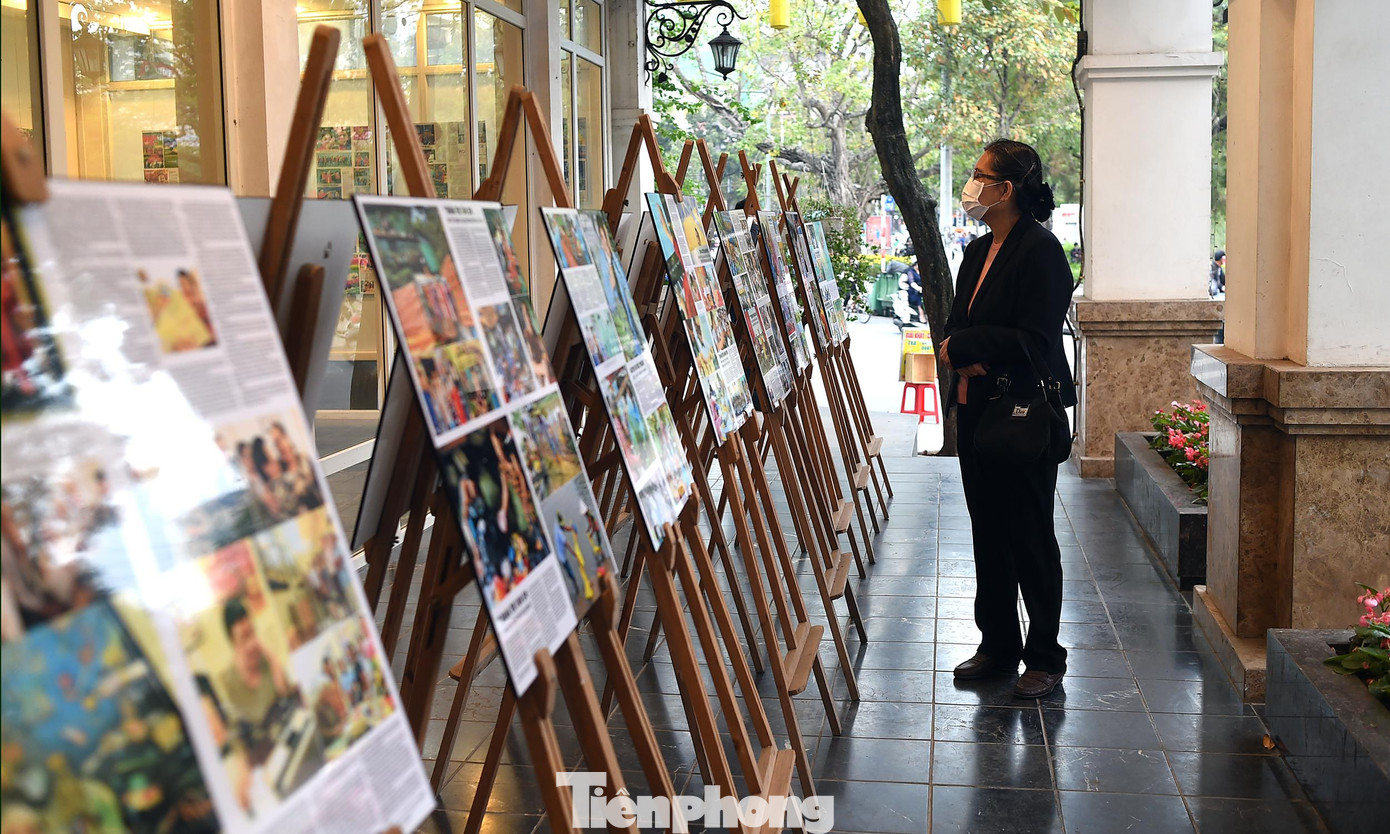 Bộ ảnh “Sài Gòn ngoan cường” lại là tác phẩm gấp rút thực hiện trong cuộc chiến phòng, chống dịch tại TPHCM thời gian vừa qua. Bộ ảnh “Sài Gòn ngoan cường” lại là tác phẩm gấp rút thực hiện trong cuộc chiến phòng, chống dịch tại TPHCM thời gian vừa qua.