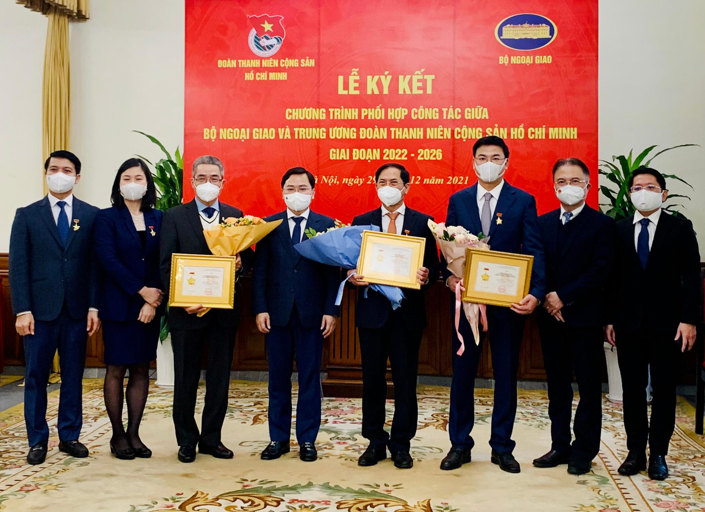 Bí thư thứ nhất T.Ư Đoàn Nguyễn Anh Tuấn trao kỷ niệm chương "Vì thế hệ trẻ" tặng lãnh đạo, cán bộ Bộ Ngoại giao Bí thư thứ nhất T.Ư Đoàn Nguyễn Anh Tuấn trao kỷ niệm chương "Vì thế hệ trẻ" tặng lãnh đạo, cán bộ Bộ Ngoại giao