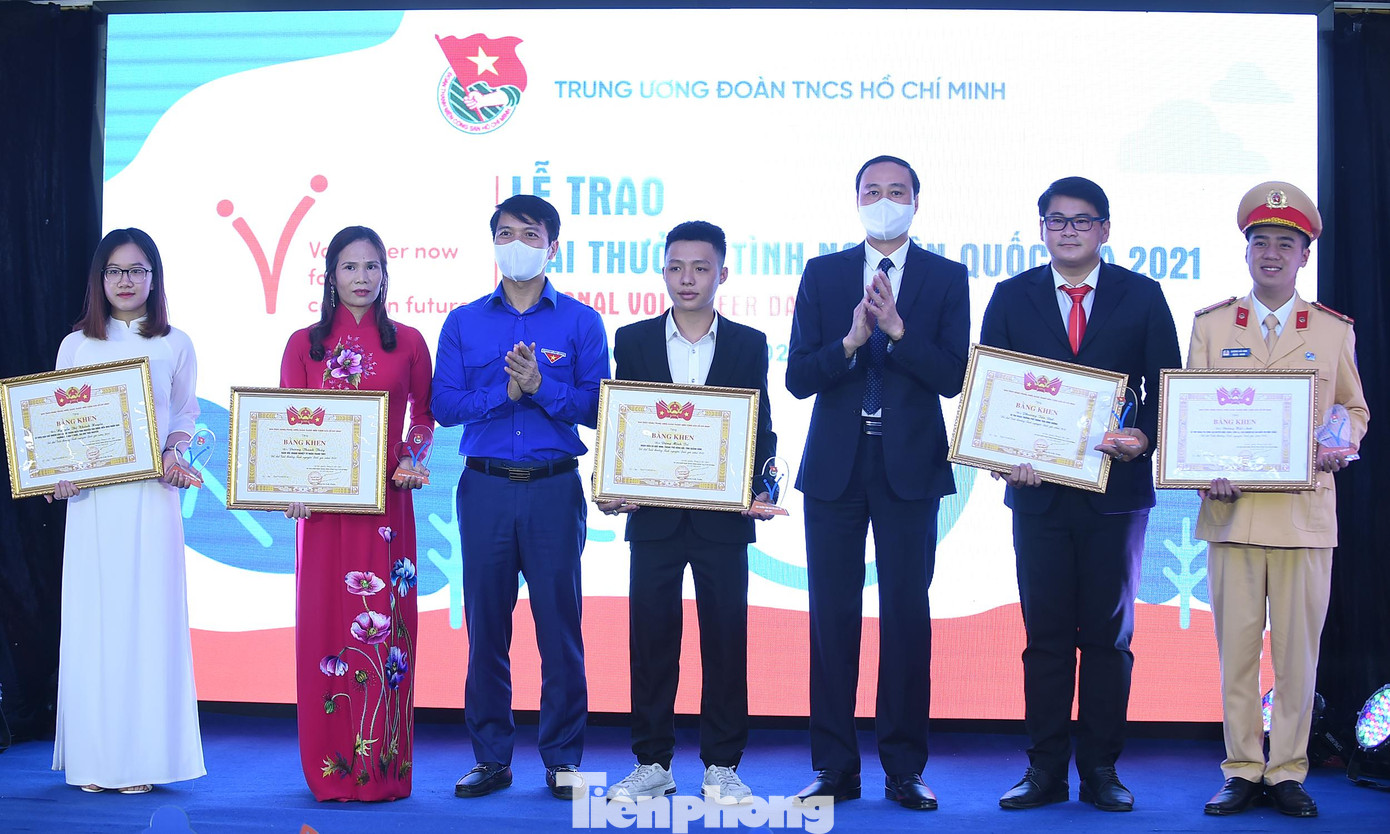 Ông Phùng Khánh Tài - Phó Chủ tịch Ủy ban Trung ương MTTQ Việt Nam và anh Nguyễn Ngọc Lương - Bí thư T.Ư Đoàn, Chủ tịch Hội LHTN Việt Nam trao giải thưởng Tình nguyện Quốc gia năm 2021 cho các cá nhân xuất sắc. Ông Phùng Khánh Tài - Phó Chủ tịch Ủy ban Trung ương MTTQ Việt Nam và anh Nguyễn Ngọc Lương - Bí thư T.Ư Đoàn, Chủ tịch Hội LHTN Việt Nam trao giải thưởng Tình nguyện Quốc gia năm 2021 cho các cá nhân xuất sắc.