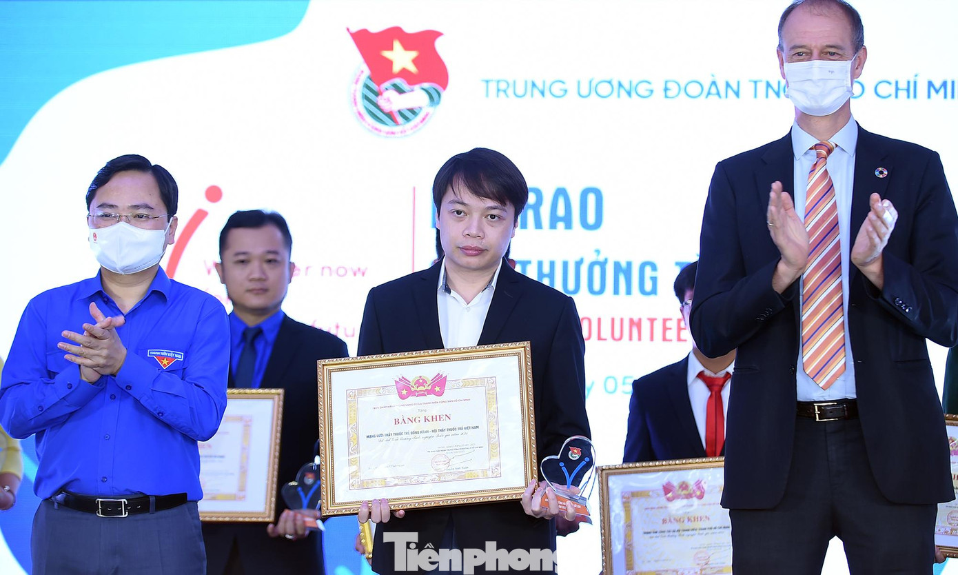 Anh Nguyễn Anh Tuấn - Bí thư thứ nhất T.Ư Đoàn và ông Patrick Haverman - Phó đại diện thường trú Chương trình phát triển Liên Hợp Quốc tại Việt Nam, trao giải thưởng Tình nguyện Quốc gia năm 2021 cho các tổ chức. Ảnh: Xuân Tùng Anh Nguyễn Anh Tuấn - Bí thư thứ nhất T.Ư Đoàn và ông Patrick Haverman - Phó đại diện thường trú Chương trình phát triển Liên Hợp Quốc tại Việt Nam, trao giải thưởng Tình nguyện Quốc gia năm 2021 cho các tổ chức. Ảnh: Xuân Tùng