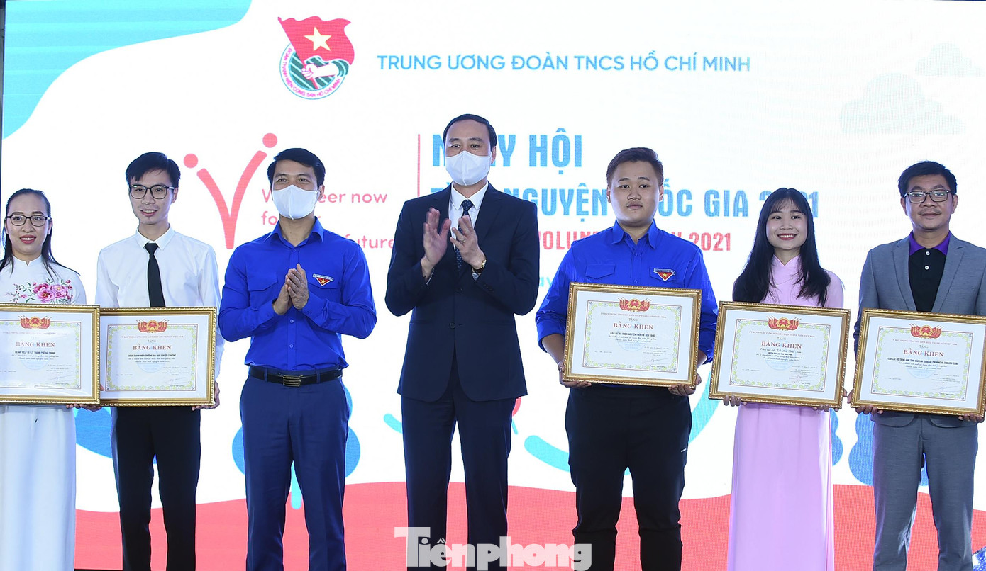 Các câu lạc bộ, đội, nhóm tình nguyện có thành tích xuất sắc nhận Bằng khen của T.Ư Hội LHTN Việt Nam. Các câu lạc bộ, đội, nhóm tình nguyện có thành tích xuất sắc nhận Bằng khen của T.Ư Hội LHTN Việt Nam.