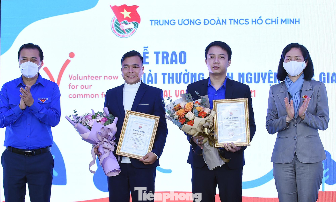 Ban Tổ chức trao thưởng cho tập thể, cá nhân được cộng đồng bình chọn nhiều nhất trên Fanpage Cổng thông tin T.Ư Đoàn. Ban Tổ chức trao thưởng cho tập thể, cá nhân được cộng đồng bình chọn nhiều nhất trên Fanpage Cổng thông tin T.Ư Đoàn.