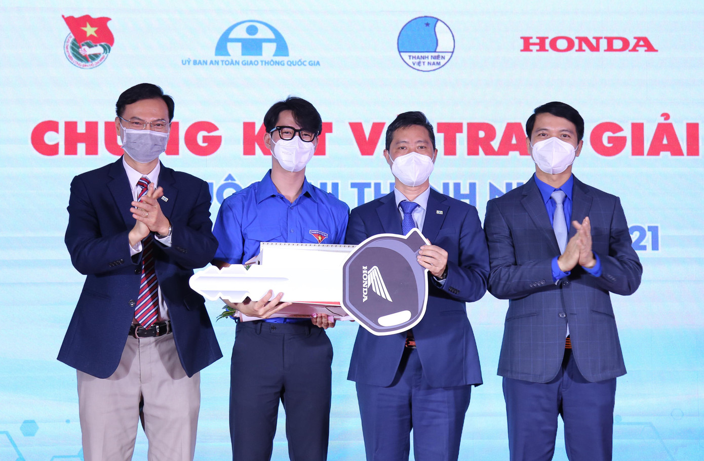 Anh Nguyễn Ngọc Lương - Bí thư T.Ư Đoàn, Chủ tịch Hội LHTN Việt Nam (ngoài cùng bên phải), ông Trần Hữu Minh - Chánh Văn phòng Ủy ban ATGT Quốc gia và ông Hoàng Quý Linh - đại diện Công ty Honda Việt Nam trao giải Nhất cho thí sinh Huỳnh Thanh Thân. Ảnh: Lâm Đăng Hải.