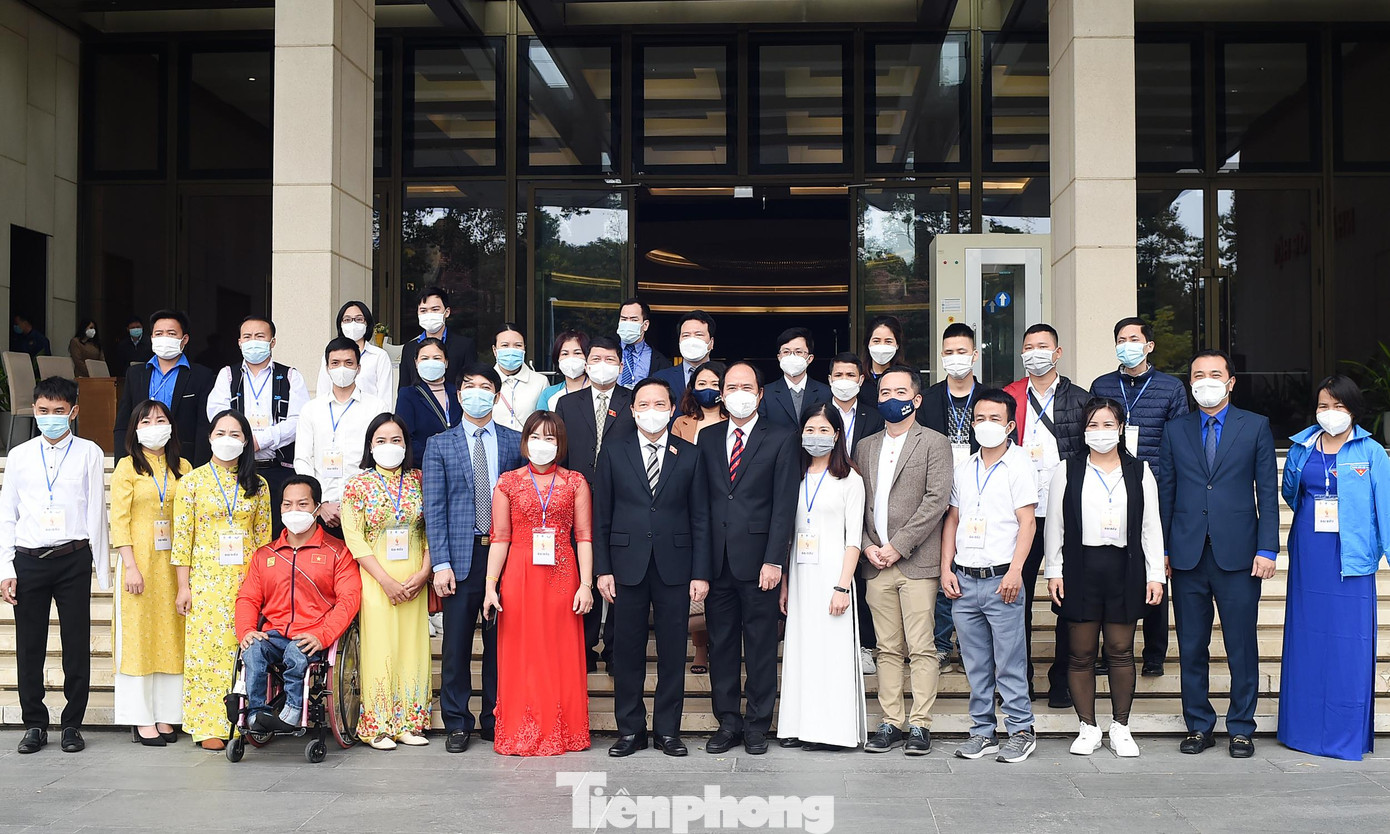 Phó Chủ tịch Quốc hội Nguyễn Khắc Định chụp ảnh cùng đoàn đại biểu chương trình "Tỏa sáng nghị lực Việt" năm 2021. Ảnh: Xuân Tùng Phó Chủ tịch Quốc hội Nguyễn Khắc Định chụp ảnh cùng đoàn đại biểu chương trình "Tỏa sáng nghị lực Việt" năm 2021. Ảnh: Xuân Tùng