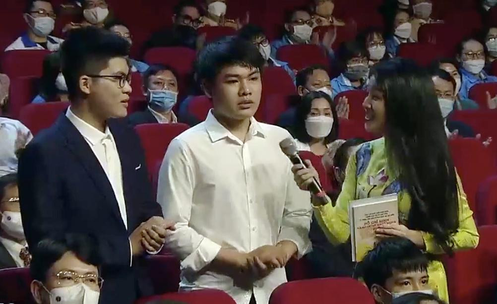 Minh Hiếu (ở giữa ảnh) và Hoàng Khánh (ngoài cùng bên trái ảnh) chia sẻ tại chương trình.