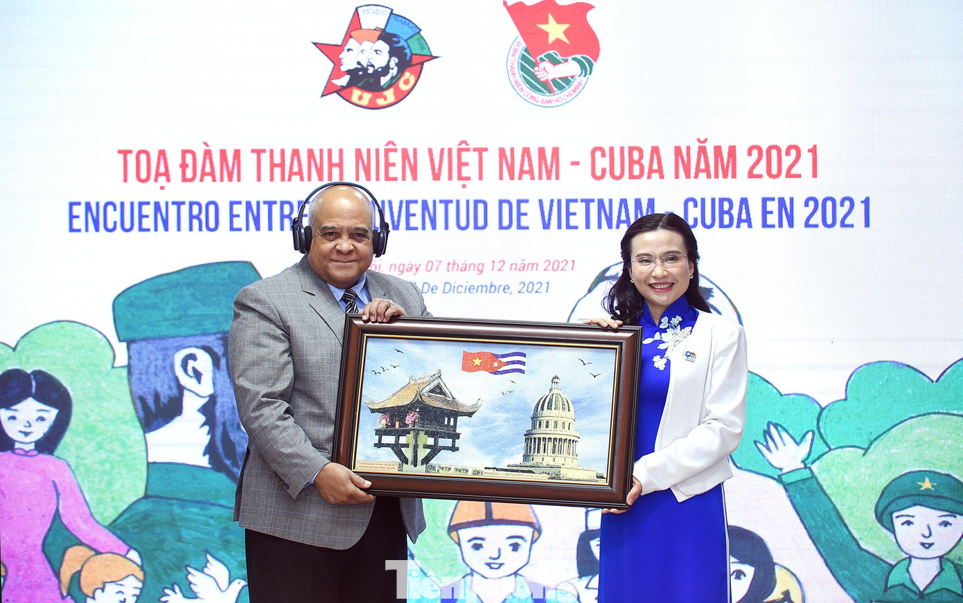 Chị Nguyễn Phạm Duy Trang tặng quà lưu niệm của T.Ư Đoàn đến Đại sứ quán Việt Nam tại Cuba. Ảnh: Xuân Tùng Chị Nguyễn Phạm Duy Trang tặng quà lưu niệm của T.Ư Đoàn đến Đại sứ quán Việt Nam tại Cuba. Ảnh: Xuân Tùng