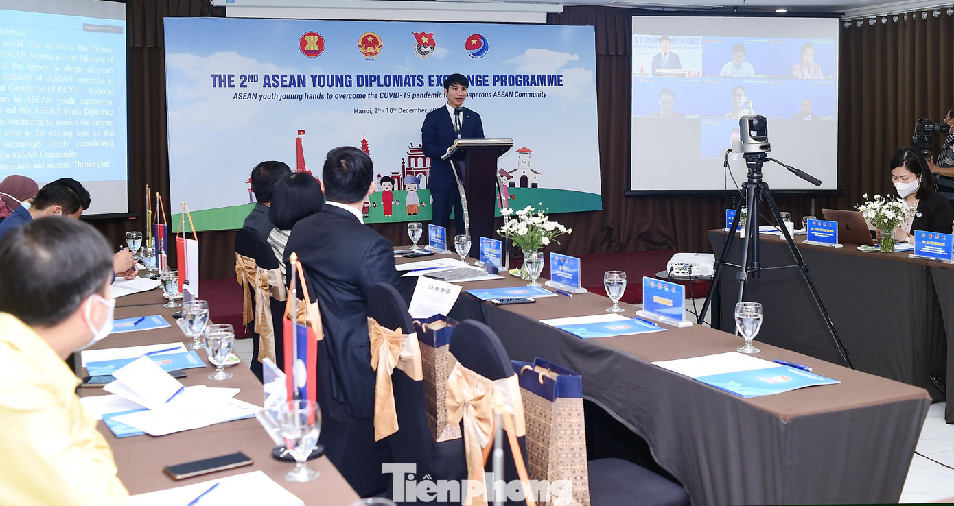 Chương trình diễn ra theo hình thức trực tiếp kết hợp trực tuyến. Ảnh: Xuân Tùng Chương trình diễn ra theo hình thức trực tiếp kết hợp trực tuyến. Ảnh: Xuân Tùng