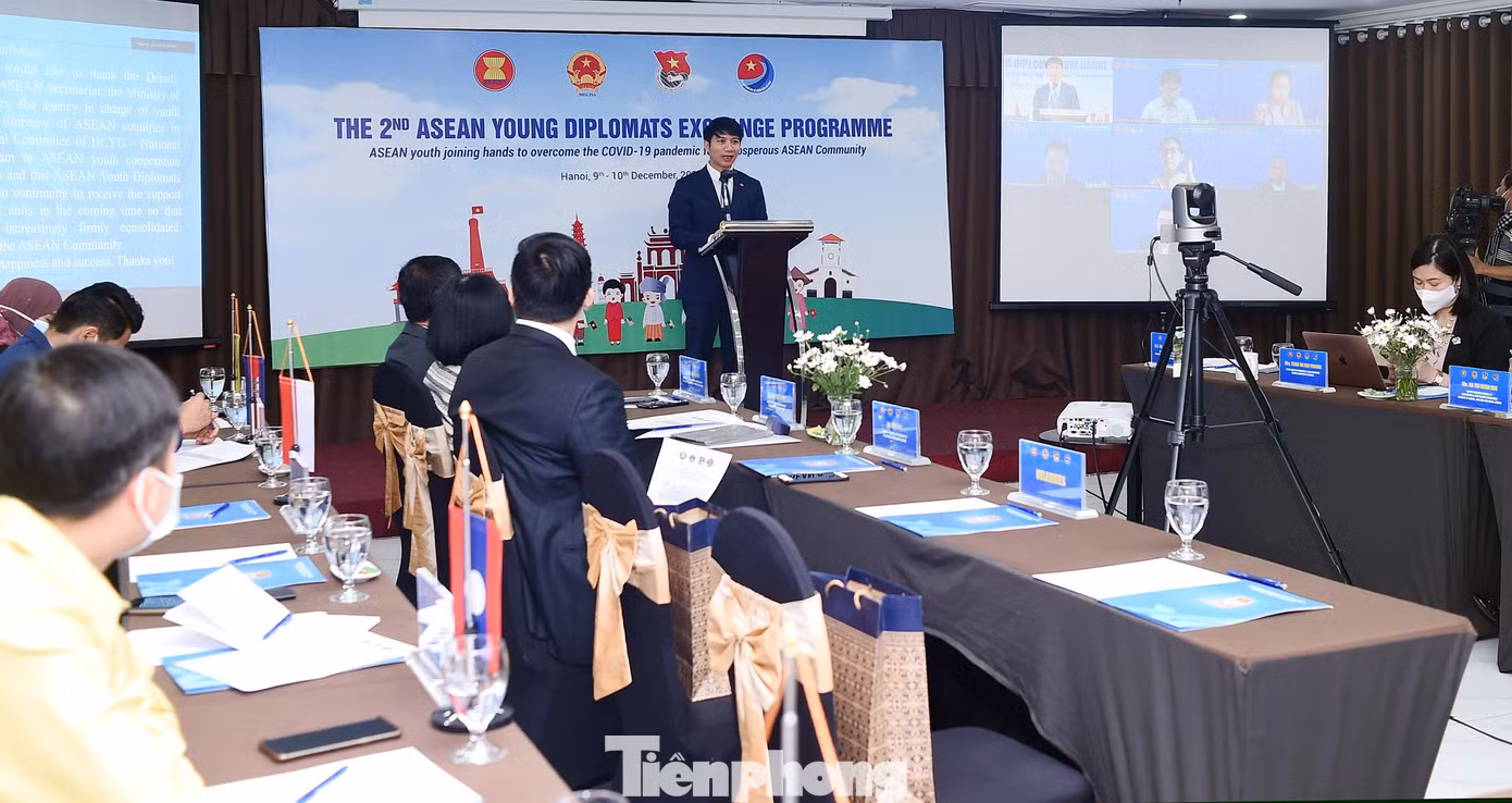 Chương trình diễn ra theo hình thức trực tiếp kết hợp trực tuyến. Ảnh: Xuân Tùng Chương trình diễn ra theo hình thức trực tiếp kết hợp trực tuyến. Ảnh: Xuân Tùng