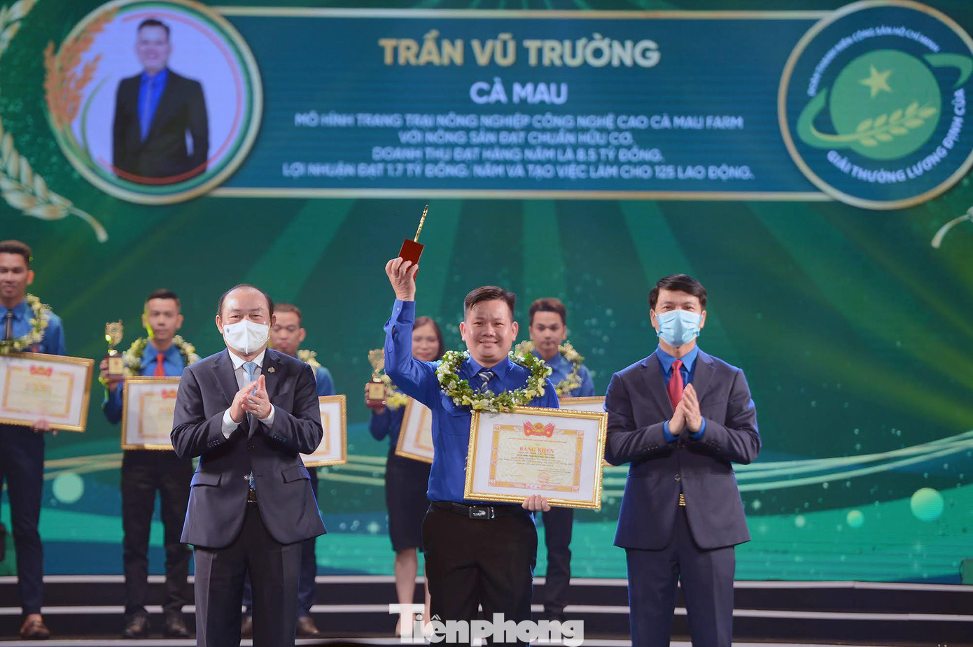 Ông Nguyễn Ngọc Bảo - Chủ tịch Liên minh Hợp tác xã Việt Nam và anh Nguyễn Ngọc Lương - Bí thư T.Ư Đoàn trao giải thưởng cho các gương tiêu biểu. Ảnh: Dương Triều