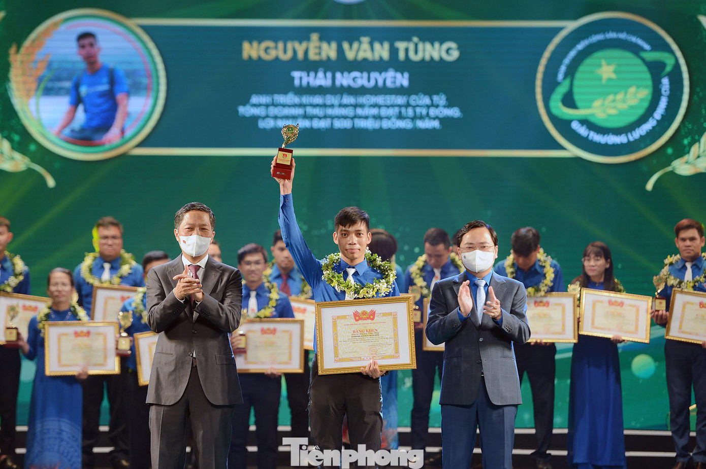 Ông Trần Tuấn Anh - Trưởng Ban Kinh tế T.Ư và anh Nguyễn Anh Tuấn - Bí thư thứ nhất T.Ư Đoàn trao giải thưởng cho các gương tiêu biểu. Ảnh: Dương Triều