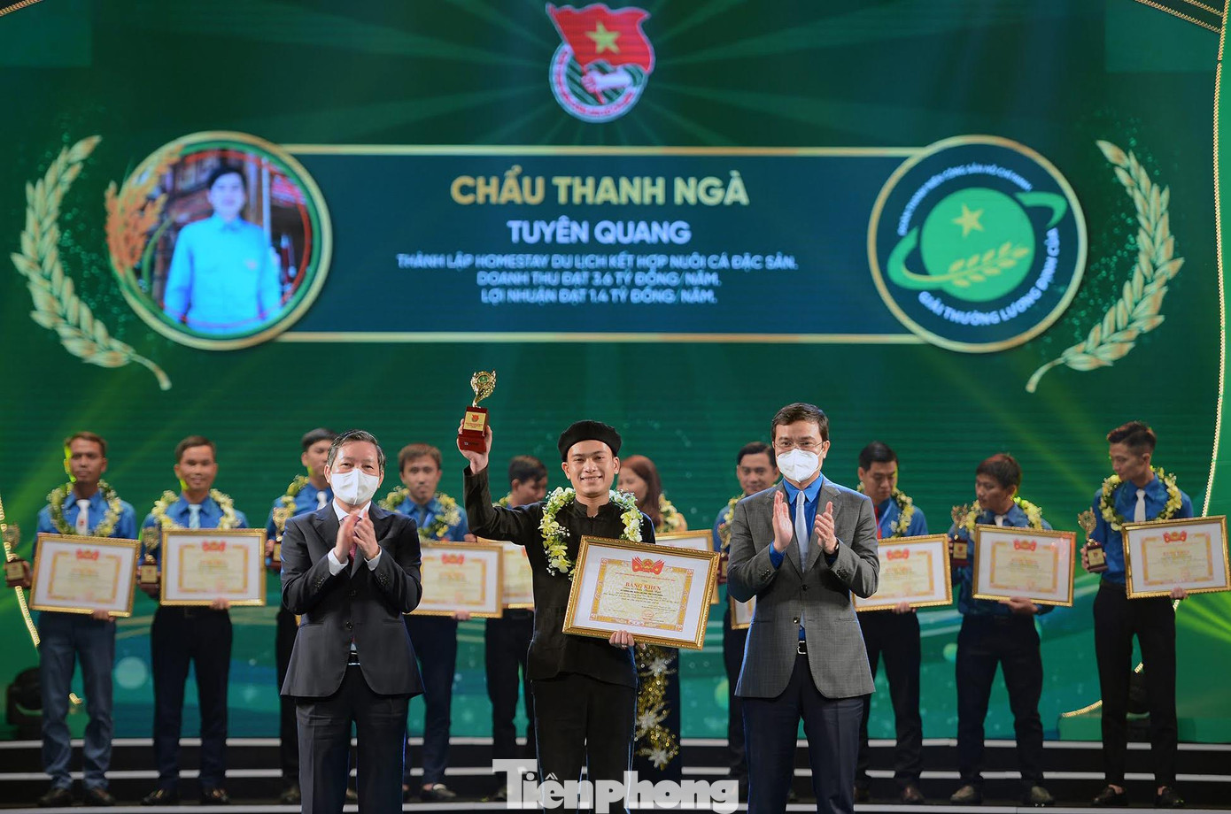 Ông Lương Quốc Đoàn - Chủ tịch Hội Nông dân Việt Nam và anh Bùi Quang Huy - Bí thư thường trực T.Ư Đoàn trao giải thưởng các gương tiêu biểu. Ảnh: Dương Triều