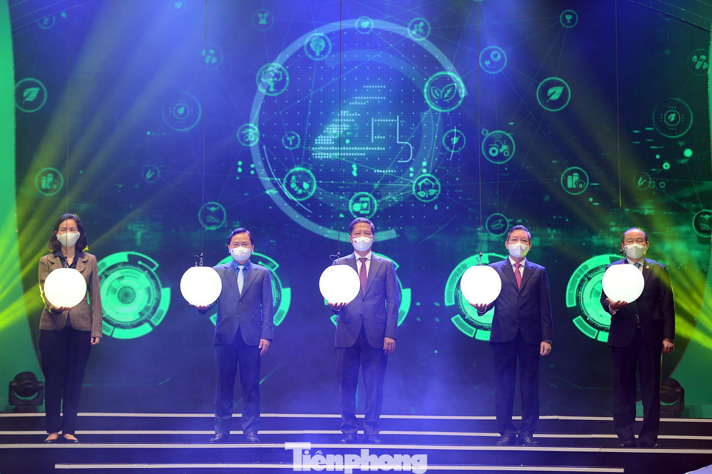 Các đại biểu thực hiện nghi thức khai mạc triển lãm &quot;Kết nối nông nghiệp số&quot;. Ảnh: Dương Triều