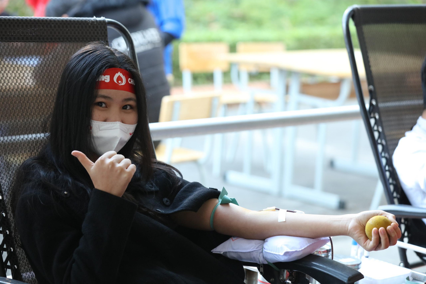 Đinh Thị Thu Huyên hiến máu tại chương trình