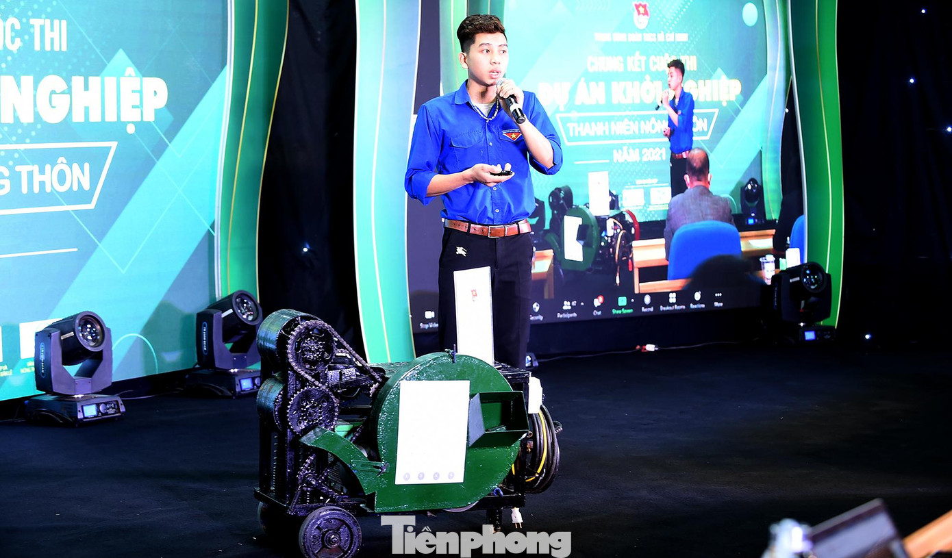 Thí sinh Nguyễn Hồng Sơn (Yên Bái) thuyết trình về dự án máy đa năng công nghệ cao trong lĩnh vực nông nghiệp. Ảnh: Xuân Tùng Thí sinh Nguyễn Hồng Sơn (Yên Bái) thuyết trình về dự án máy đa năng công nghệ cao trong lĩnh vực nông nghiệp. Ảnh: Xuân Tùng