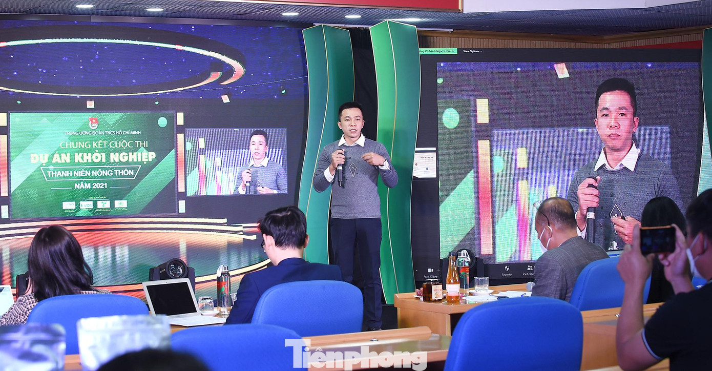 Thí sinh Vũ Minh Ngọc (Nam Định) giới thiệu về dự án liên quan tới phát triển làng nghề giấm Bách Cốc cổ. Ảnh: Xuân Tùng Thí sinh Vũ Minh Ngọc (Nam Định) giới thiệu về dự án liên quan tới phát triển làng nghề giấm Bách Cốc cổ. Ảnh: Xuân Tùng