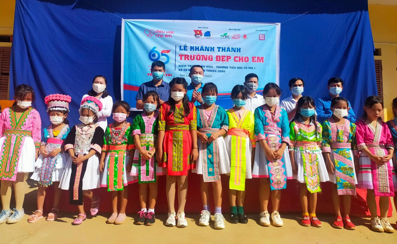 Nhiều công trình Trường đẹp cho em mang đến lớp học khang trang cho học sinh dân tộc miền núi. (Trong ảnh lễ khánh thành Trường đẹp cho em ở Sơn La). Ảnh: FBTĐ Nhiều công trình Trường đẹp cho em mang đến lớp học khang trang cho học sinh dân tộc miền núi. (Trong ảnh lễ khánh thành Trường đẹp cho em ở Sơn La). Ảnh: FBTĐ