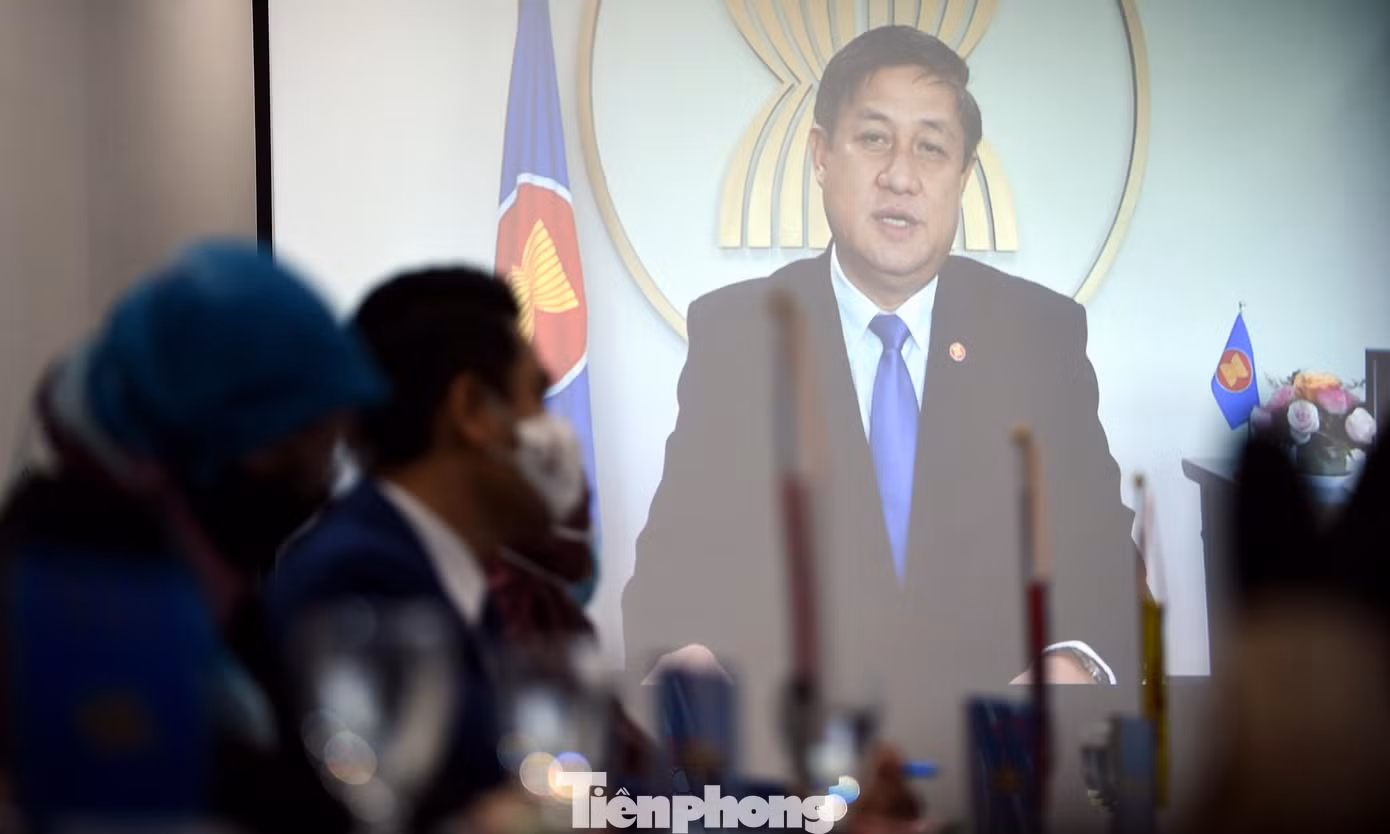 Ông Ekkaphab Phantahvong - Phó Tổng Thư ký ASEAN phụ trách Cộng đồng Văn hóa - Xã hội ASEAN phát biểu tại chương trình. Ảnh: Xuân Tùng Ông Ekkaphab Phantahvong - Phó Tổng Thư ký ASEAN phụ trách Cộng đồng Văn hóa - Xã hội ASEAN phát biểu tại chương trình. Ảnh: Xuân Tùng