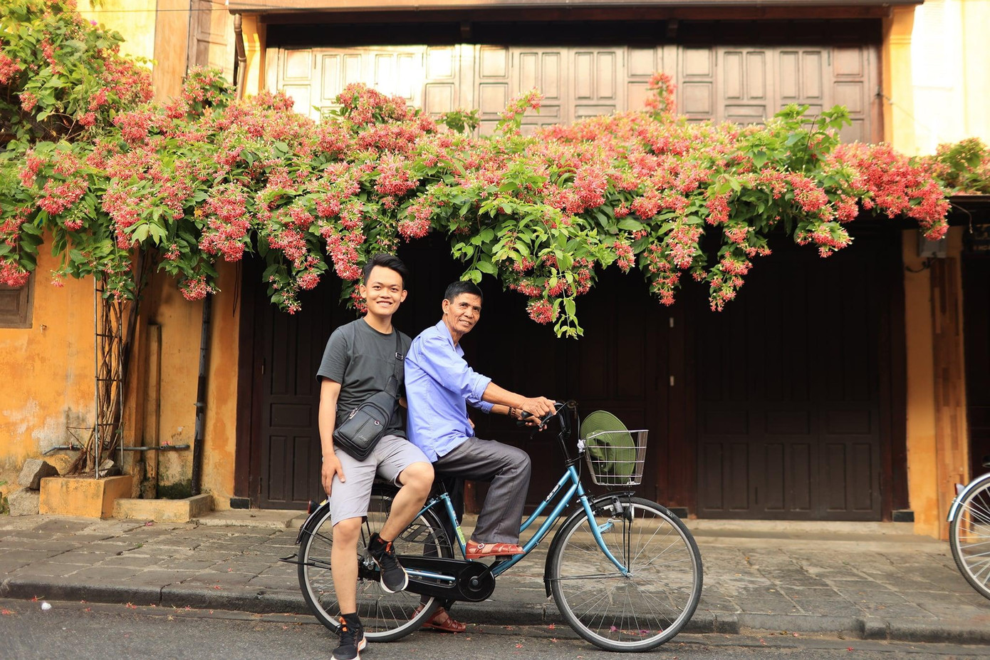 Hoàng Đạt và bác Hỏa dạo chơi ở Hội An Hoàng Đạt và bác Hỏa dạo chơi ở Hội An