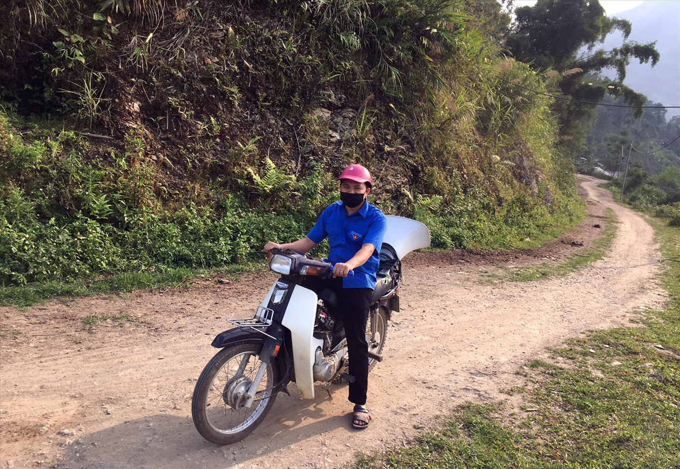 Nông Chí Bền trên đường xuống thôn bản tuyên truyền, vận động đồng bào tham gia bầu cử Quốc hội và HĐND các cấp, kết hợp thông tin phòng chống dịch. Ảnh: NVCC Nông Chí Bền trên đường xuống thôn bản tuyên truyền, vận động đồng bào tham gia bầu cử Quốc hội và HĐND các cấp, kết hợp thông tin phòng chống dịch. Ảnh: NVCC
