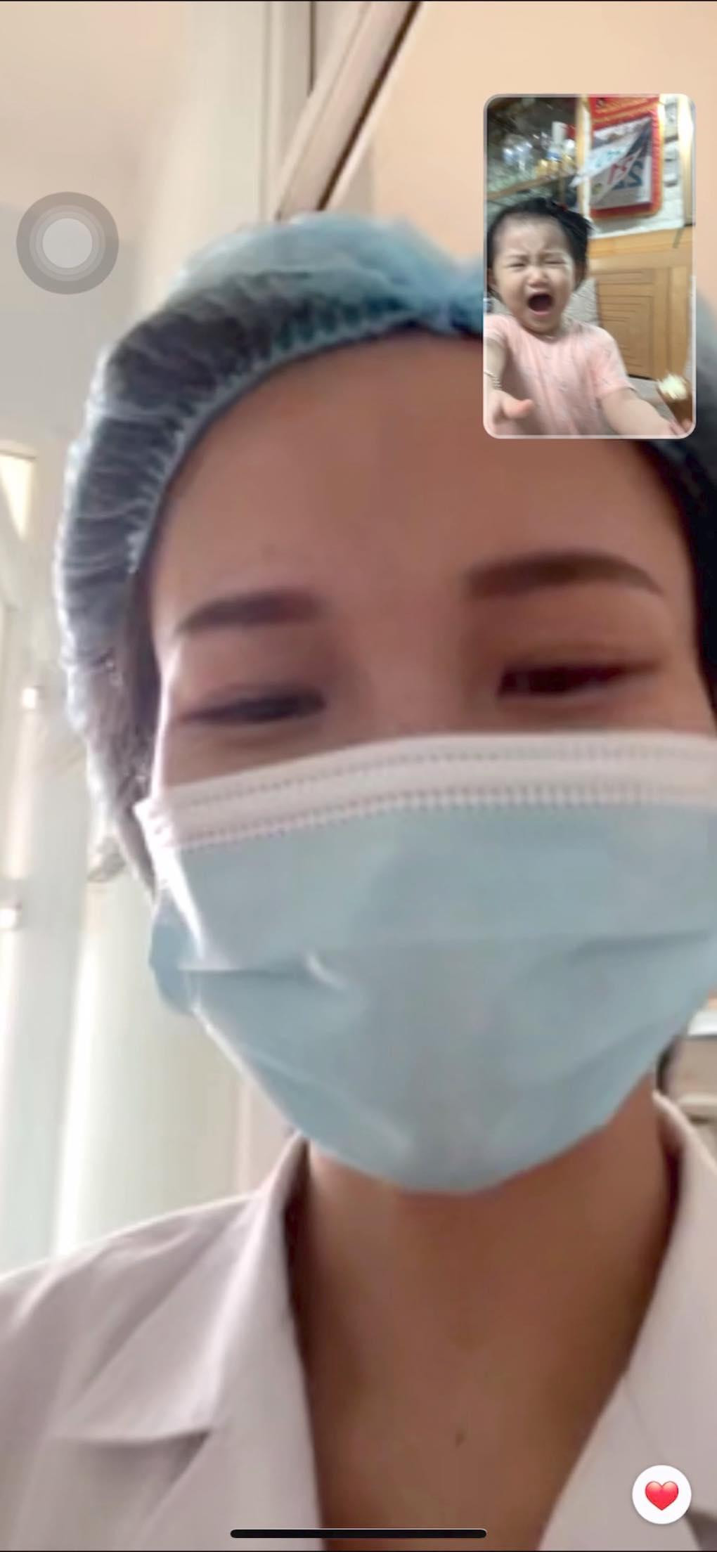 Con gái bác sĩ Hạnh khóc đòi mẹ bế mỗi lần gọi điện Con gái bác sĩ Hạnh khóc đòi mẹ bế mỗi lần gọi điện