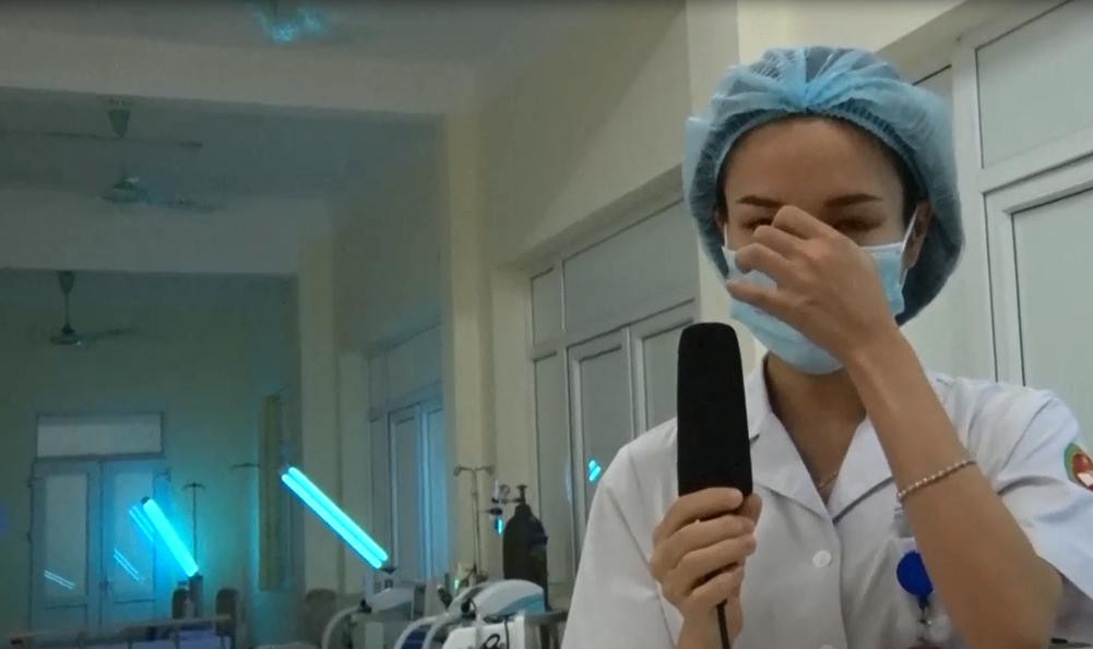 Bác sĩ Hạnh nghẹn ngào khi nhớ đến con trong những ngày xa nhà chống dịch. - Ảnh cắt từ clip nguồn QPVN Bác sĩ Hạnh nghẹn ngào khi nhớ đến con trong những ngày xa nhà chống dịch. - Ảnh cắt từ clip nguồn QPVN