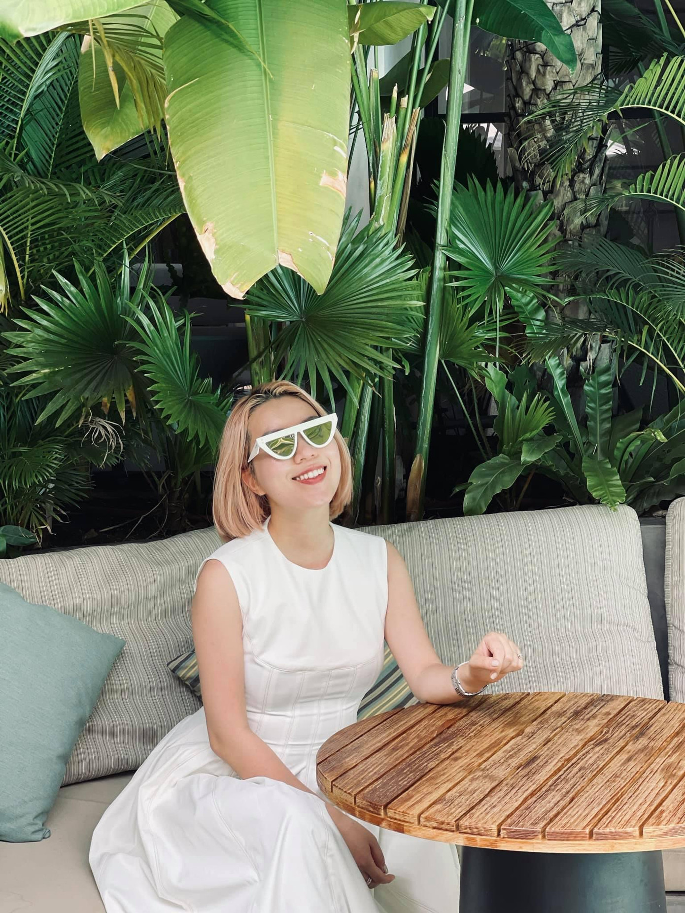 Dù rất bận rộn nhưng ở Hà Linh luôn toát lên sự tươi tắn, năng động, tràn đầy năng lượng Dù rất bận rộn nhưng ở Hà Linh luôn toát lên sự tươi tắn, năng động, tràn đầy năng lượng