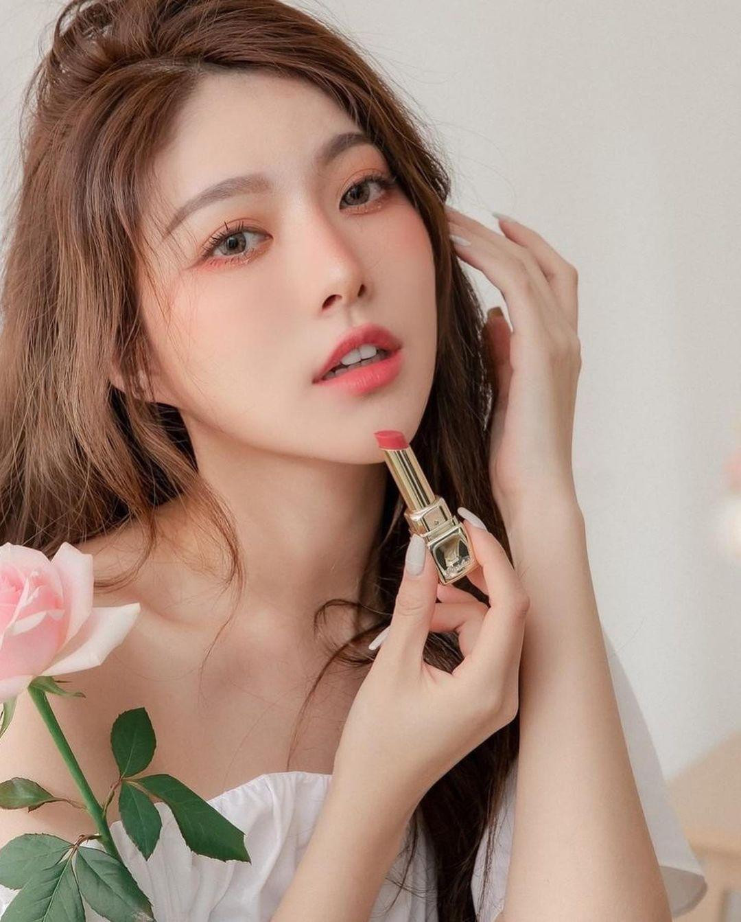 Với công việc chính là làm beauty blogger, An An hiện kiếm được thu nhập đáng kể từ các bài đăng trên mạng, qua đó cô giới thiệu những màu son mới, phấn và kem dưỡng da, cách đánh mắt nhanh gọn...