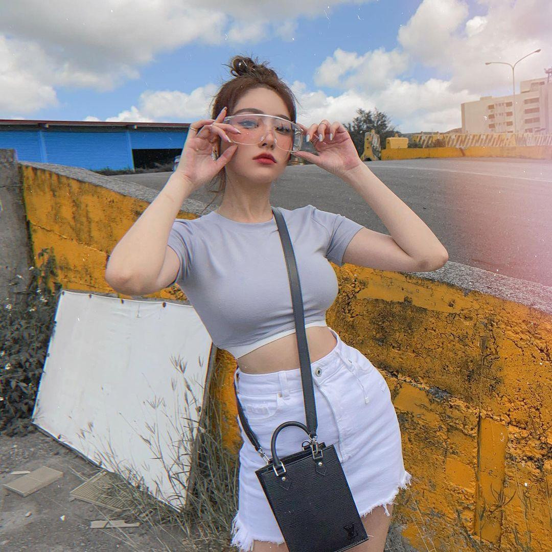 Để giữ được vòng eo thon, An An rất đam mê thể thao rèn luyện sức khỏe, cô gái trẻ thường xuyên tập gym, yoga...