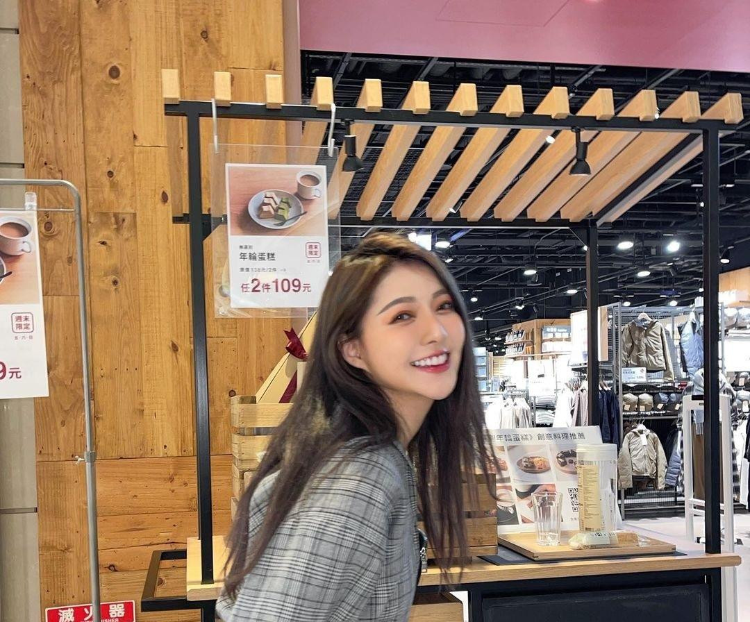 Trên trang YouTube cá nhân với 148.000 người theo dõi, cô gái sinh năm 1995 thường xuyên đăng những clip chia sẻ về cuộc sống hàng ngày, cách trang điểm, làm tóc... thu hút trăm ngàn lượt xem.