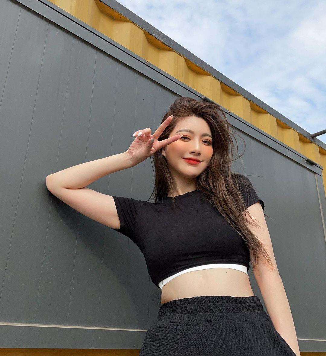 Hot girl 9x được yêu thích bởi phong cách trẻ trung, những hình ảnh tích cực trên mạng xã hội, cũng như lối nói chuyện gần gũi trên các clip YouTube...