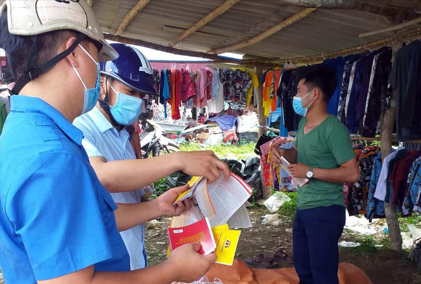 Bàn Văn Lứu và đoàn viên thanh niên tham gia tuyên truyền tại phiên chợ xã Đường Hồng. Ảnh: NVCC Bàn Văn Lứu và đoàn viên thanh niên tham gia tuyên truyền tại phiên chợ xã Đường Hồng. Ảnh: NVCC