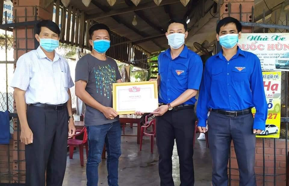 Huyện Đoàn khen thưởng anh Nguyễn Xuân Trường Huyện Đoàn khen thưởng anh Nguyễn Xuân Trường