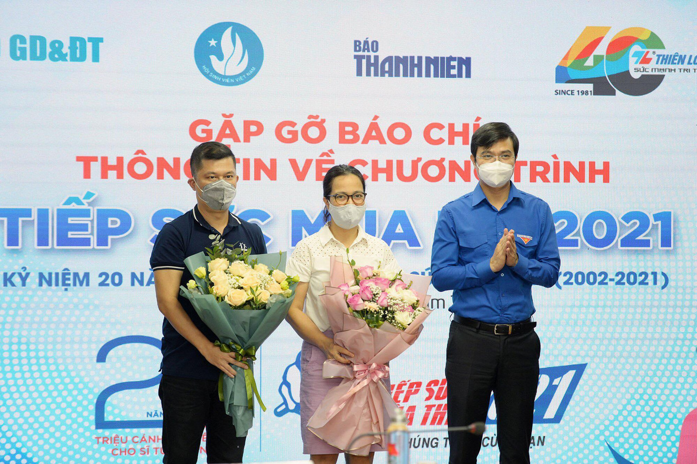Anh Bùi Quang Huy, Uỷ viên dự khuyết T.Ư Đảng, Bí thư thường trực T.Ư Đoàn, Chủ tịch T.Ư Hội SVVN tặng hoa cho các nhà tài trợ, đồng hành Tiếp sức mùa thi năm 2021. Ảnh: Dương Triều