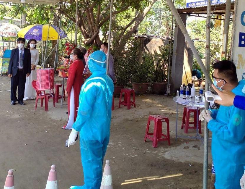 Đám hỏi đặc biệt được tổ chức ngay tại chốt kiểm soát dịch ở Quảng Nam.