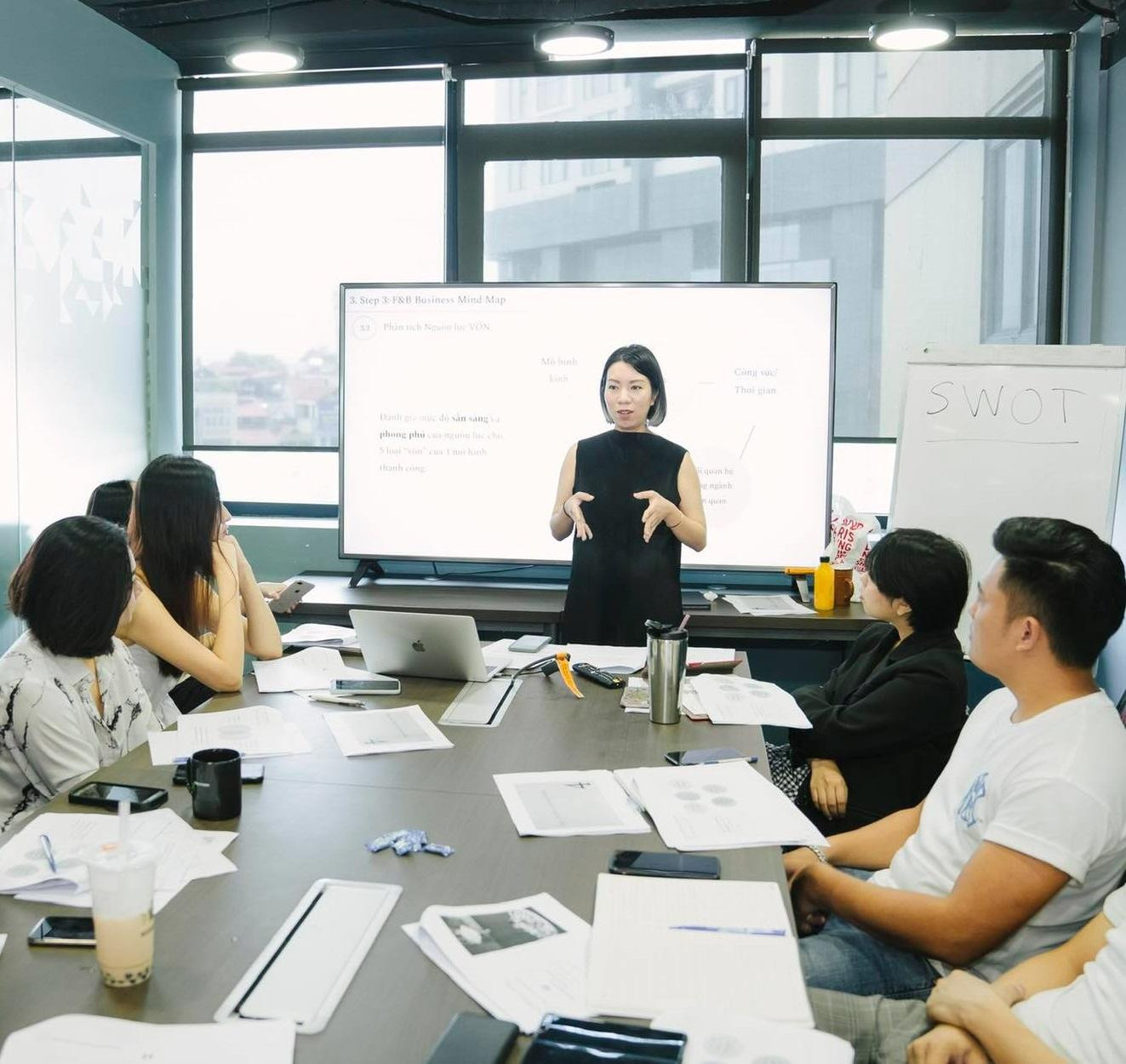 Hà Linh từng tham gia giảng dạy nhiều khóa học dành cho các bạn trẻ đam mê marketing và muốn kinh doanh trong ngành ẩm thực Hà Linh từng tham gia giảng dạy nhiều khóa học dành cho các bạn trẻ đam mê marketing và muốn kinh doanh trong ngành ẩm thực