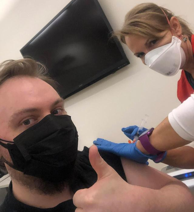 Cô Michele Fletcher tiêm vắc-xin cho con trai Michael