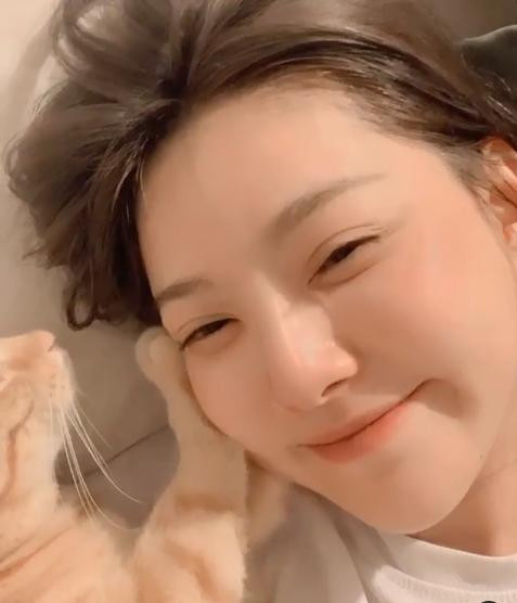 Cô nàng không ngại khoe mặt mộc với làn da sáng mịn