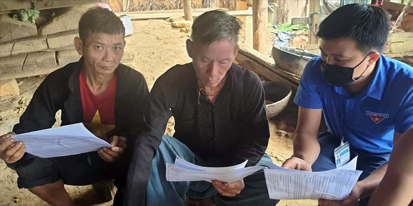 Nông Chí Bền tuyên truyền, vận động đồng bào tham gia bầu cử Quốc hội và HĐND các cấp, kết hợp thông tin phòng chống dịch. Ảnh: NVCC Nông Chí Bền tuyên truyền, vận động đồng bào tham gia bầu cử Quốc hội và HĐND các cấp, kết hợp thông tin phòng chống dịch. Ảnh: NVCC