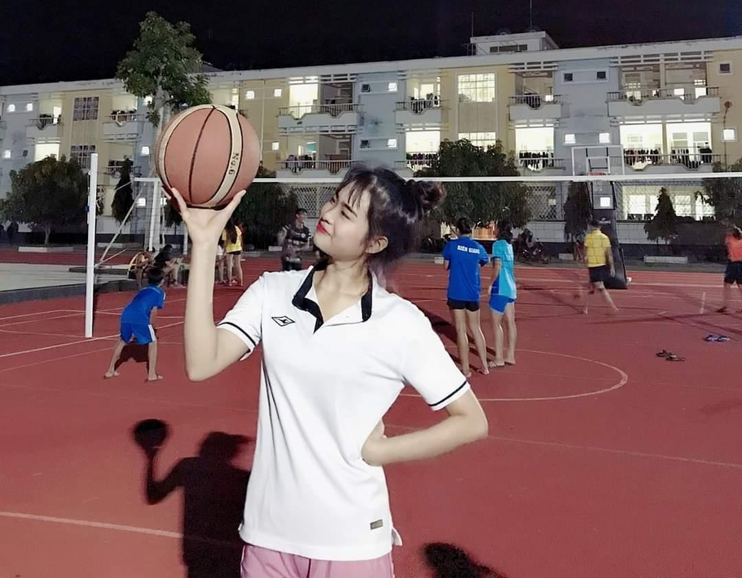 Cô sở hữu chiều cao 1m75 cùng niềm đam mê cháy bỏng với trái bóng. Năm 2017, khi đó, Ánh Dương học lớp 10 đã được chọn vào trường năng khiếu môn bóng chuyền bãi biển tỉnh Sóc Trăng. Sau thời gian thi đấu có thành tích, cô được chọn vào tuyển trẻ bóng chuyền bãi biển tỉnh cho đến nay.