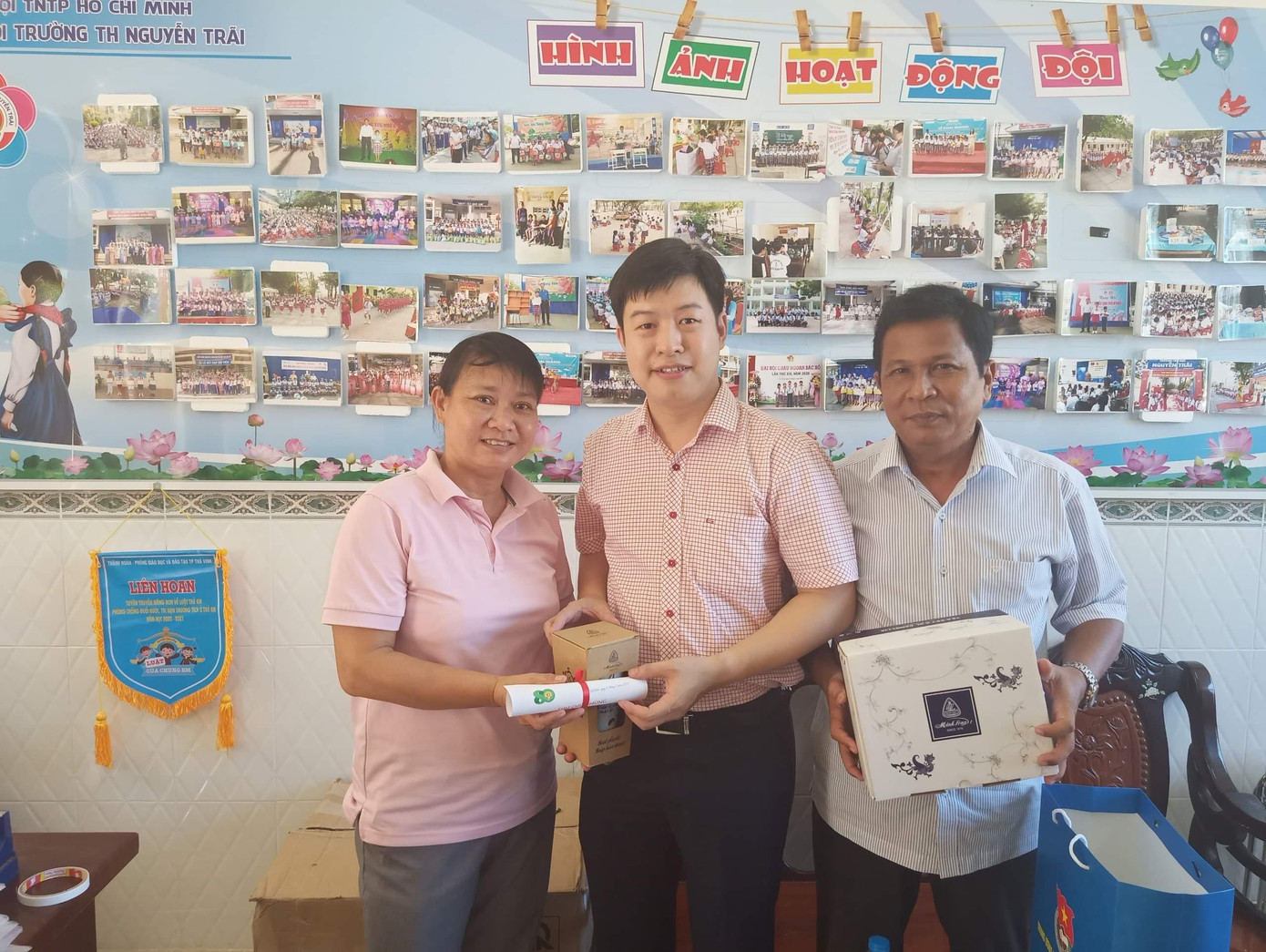 Anh Lê Hải Long tặng quà cho cô Huỳnh Phước Tuyền, giáo viên làm Tổng phụ trách Đội trường Tiểu học Nguyễn Hiền, TP Trà Vinh. Anh Lê Hải Long tặng quà cho cô Huỳnh Phước Tuyền, giáo viên làm Tổng phụ trách Đội trường Tiểu học Nguyễn Hiền, TP Trà Vinh.