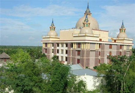 Biệt thự có năm chóp, tọa lạc trong một khuôn viên rộng hàng trăm hecta