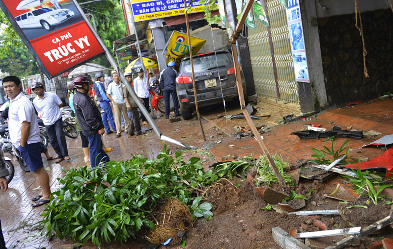 Chiếc xe húc bay phần sân vườn của 1 quán cà phê trước khi đục thủng tường quầy photocopy . Chiếc xe húc bay phần sân vườn của 1 quán cà phê trước khi đục thủng tường quầy photocopy